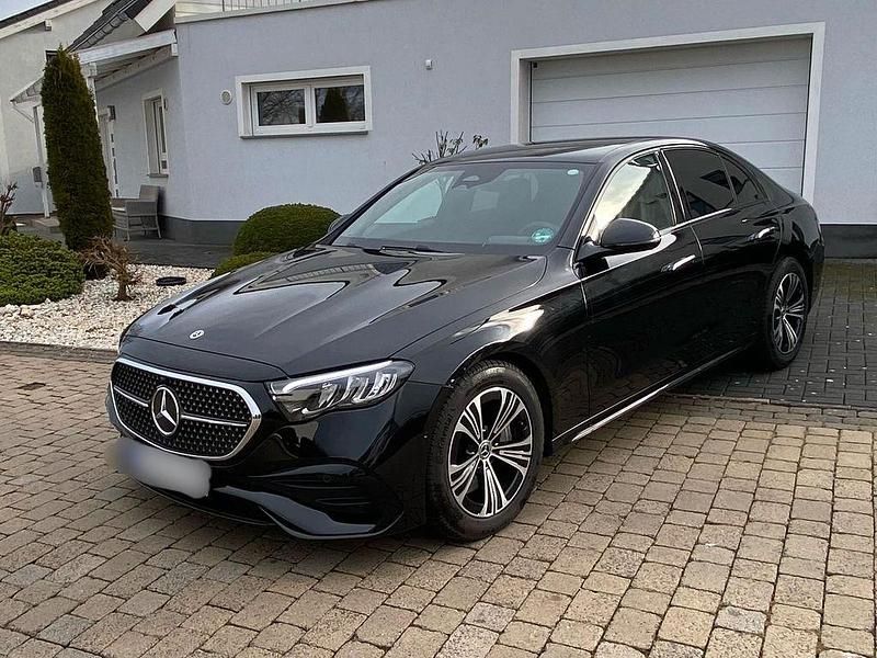 Schwarz Gebraucht 2025 Mercedes E200 AMG Limousine | 45.500 € - Bild 1/4