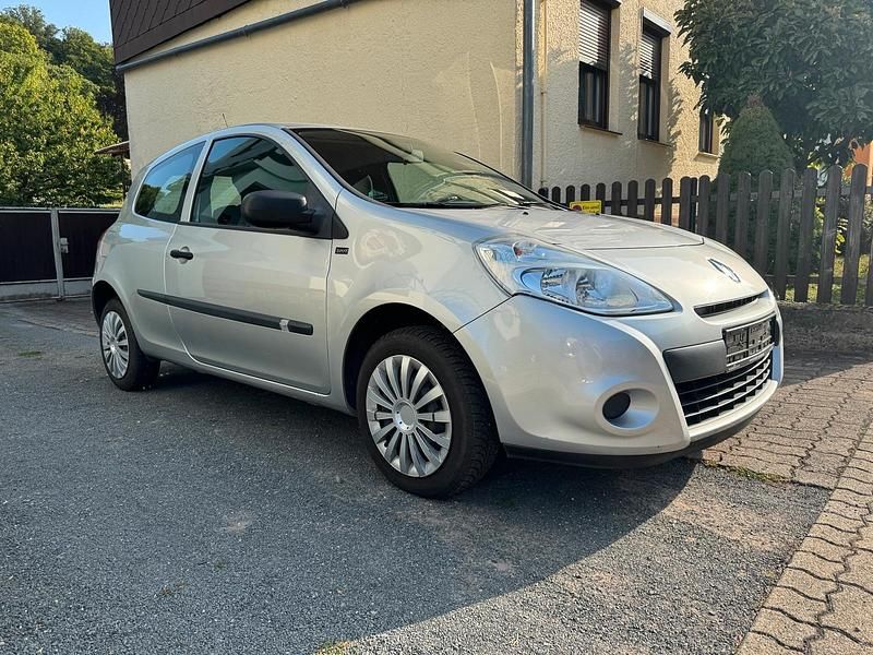 Silber Gebraucht 2012 Renault Clio III Kleinwagen | 3.700 € (Fairer Preis) - Bild 1/4