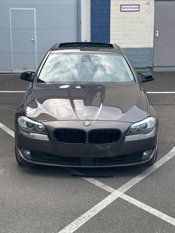 Braun Gebraucht 2010 BMW 525 Performance Limousine | 10.900 € (Etwas zu teuer) - Bild 1/4