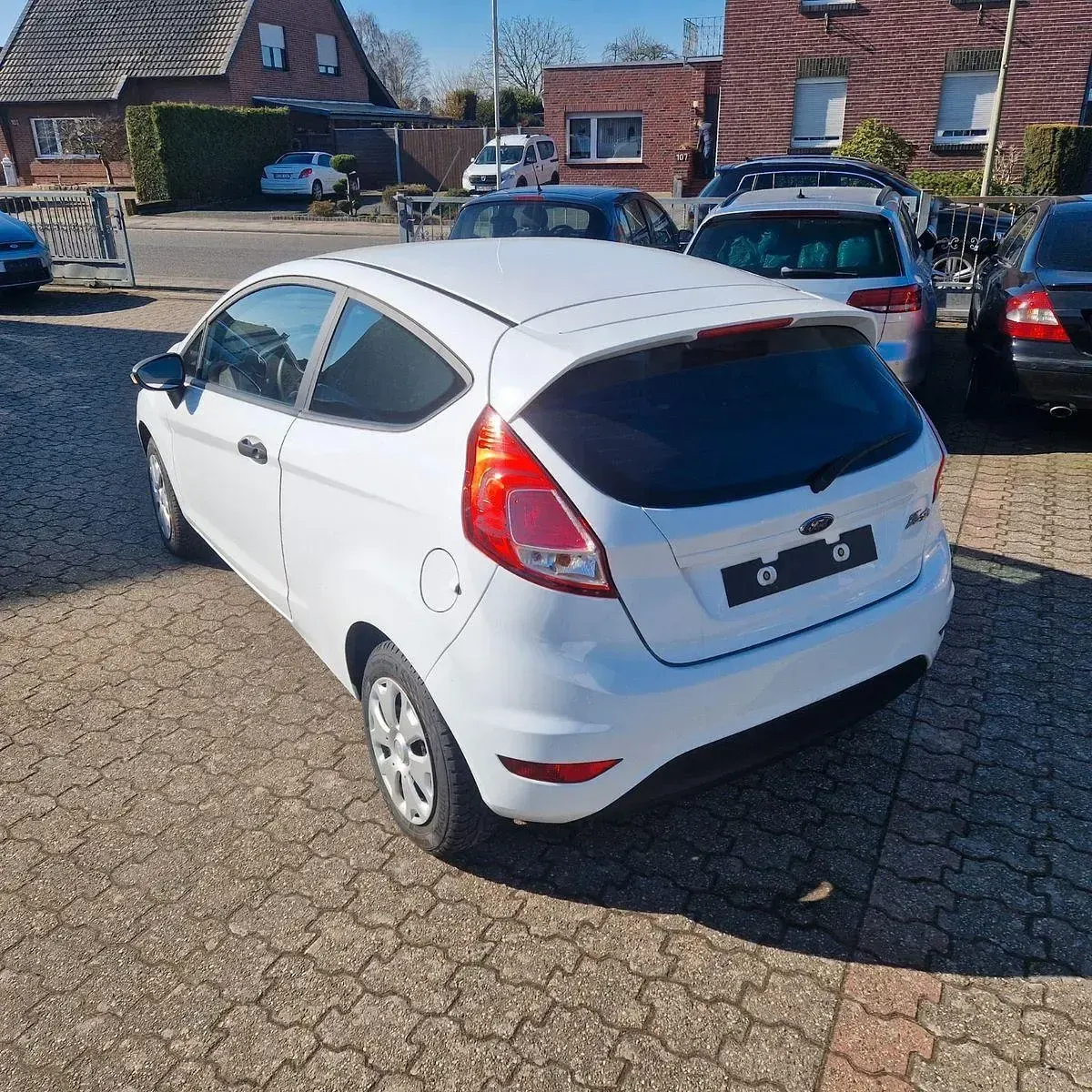 Gebraucht Ford Fiesta Ambiente 60 PS (44 kW) 2017 Weiß Kleinwagen
