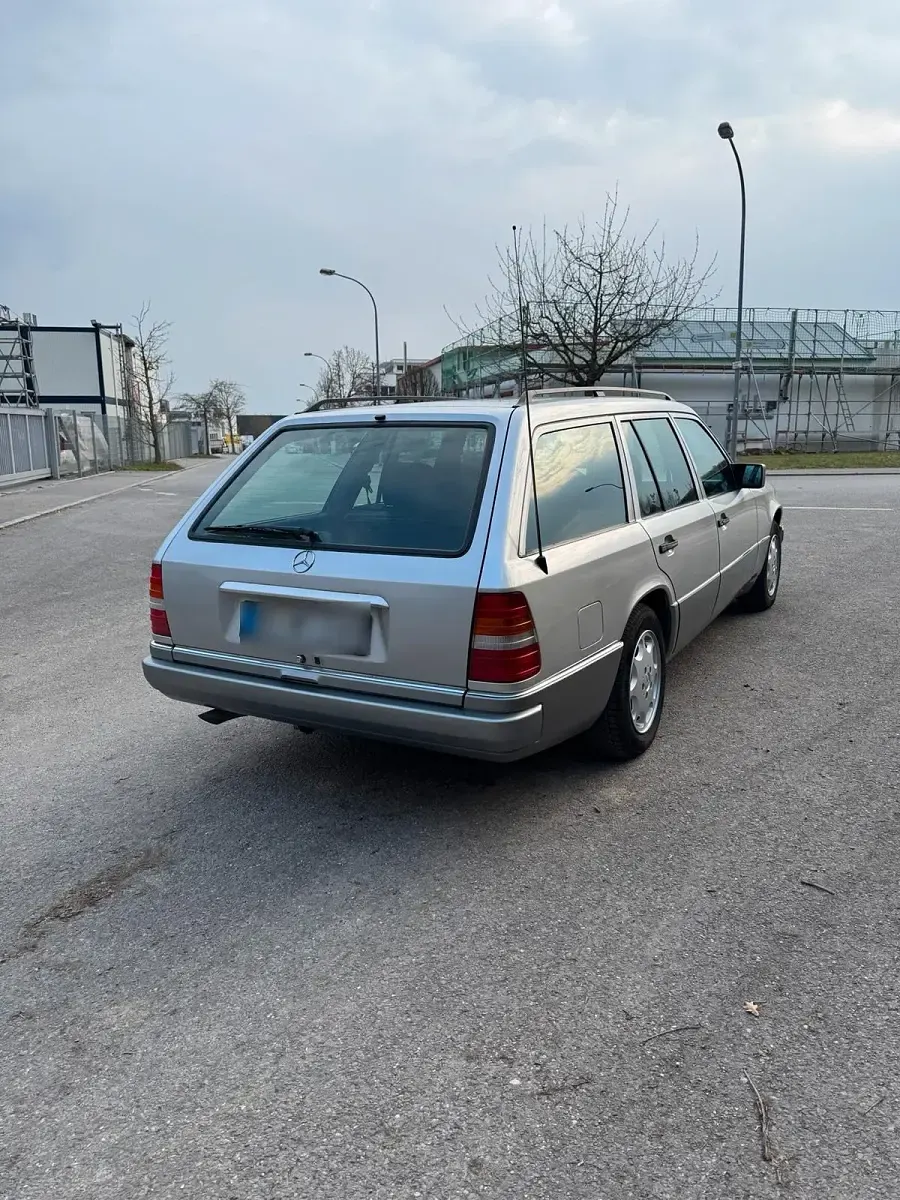 Gebraucht Mercedes E220 150 PS (110 kW) 1995 Silber Kombi