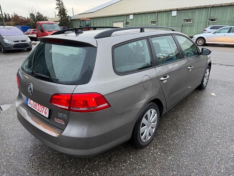 Braun Gebraucht 2011 VW Passat Trendline Kombi | 2.700 € (Superpreis) - Bild 1/4