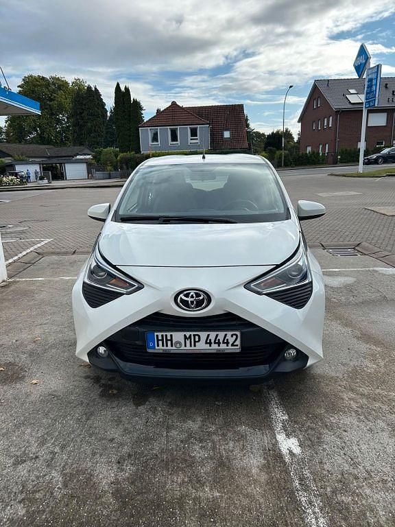 Weiß Gebraucht 2021 Toyota Aygo Business Edition Kleinwagen | 6.900 € (Superpreis) - Bild 1/4
