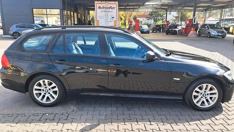 Gebraucht BMW 320 145 PS (106 kW) 2009 Schwarz Kombi