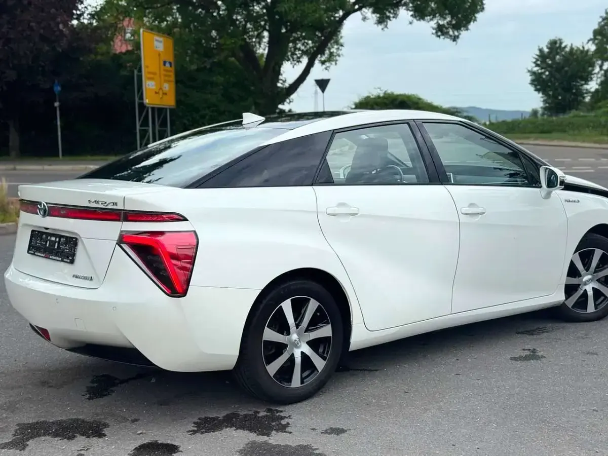 Gebraucht Toyota Mirai Basis 154 PS (113 kW) 2019 Black/ white pearl cs Limousine