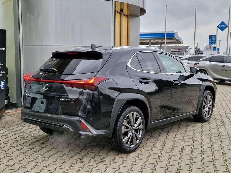 Neu Lexus UX 300h Sport Design Packet 199 PS (146 kW) 2025 Graphitschwarz SUV