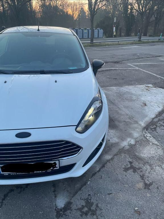 Gebraucht Ford Fiesta Trend 101 PS (74 kW) 2015 Weiß Kleinwagen