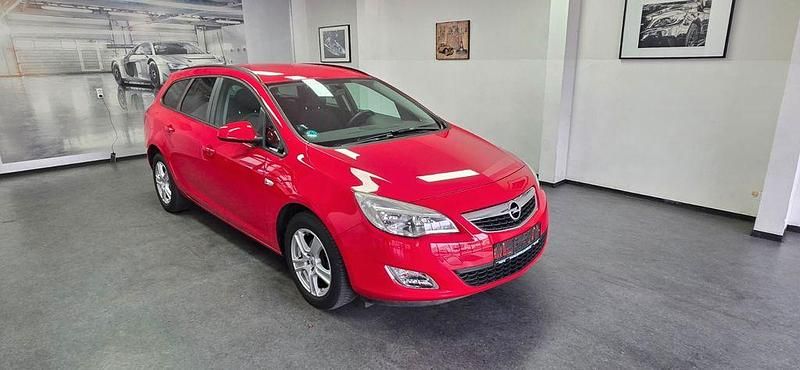 Gebraucht Opel Astra Design Edition 116 PS (85 kW) 2011 Rot Kombi