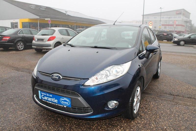 Atlantikblau metallic Gebraucht 2012 Ford Fiesta Titanium Kleinwagen | 4.999 € (Fairer Preis) - Bild 1/4