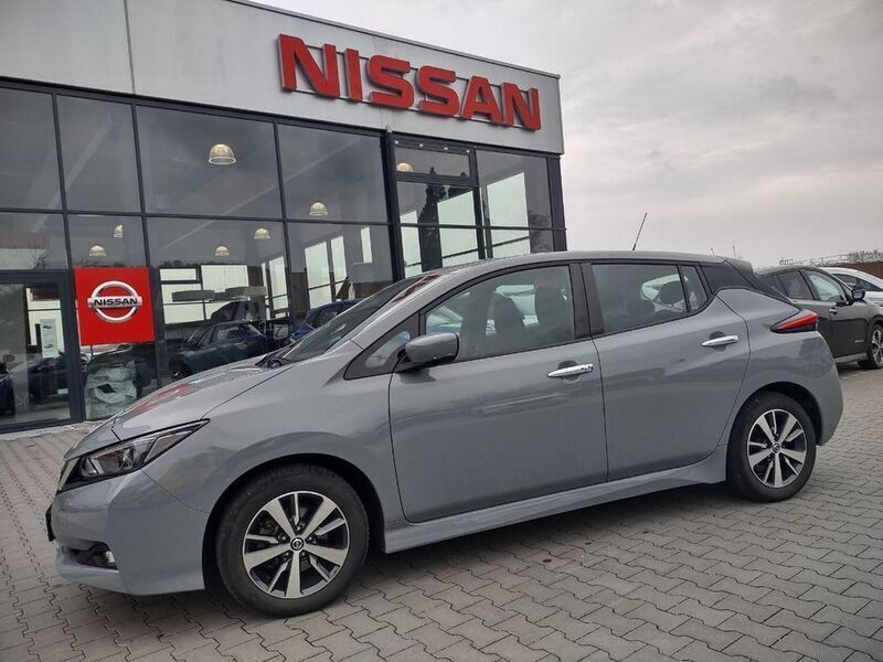 Gebraucht Nissan Leaf Acenta 110 kW (150 PS) 2022 Ceramic grey (metallic) Kleinwagen