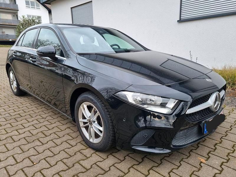 Schwarz Gebraucht 2018 Mercedes A180 Limousine | 16.900 € (Fairer Preis) - Bild 1/4
