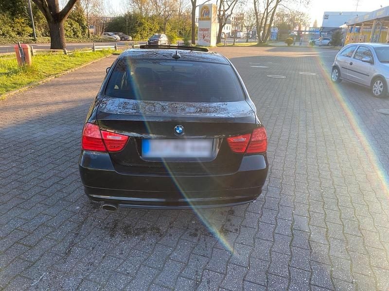 Gebraucht BMW 320 177 PS (130 kW) 2010 Schwarz Limousine