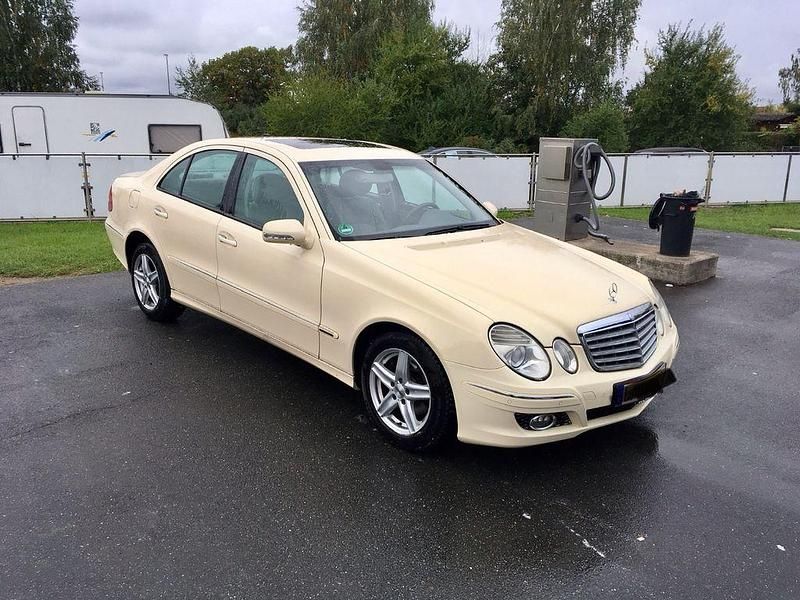 Gebraucht Mercedes E200 136 PS (100 kW) 2009 Beige Limousine