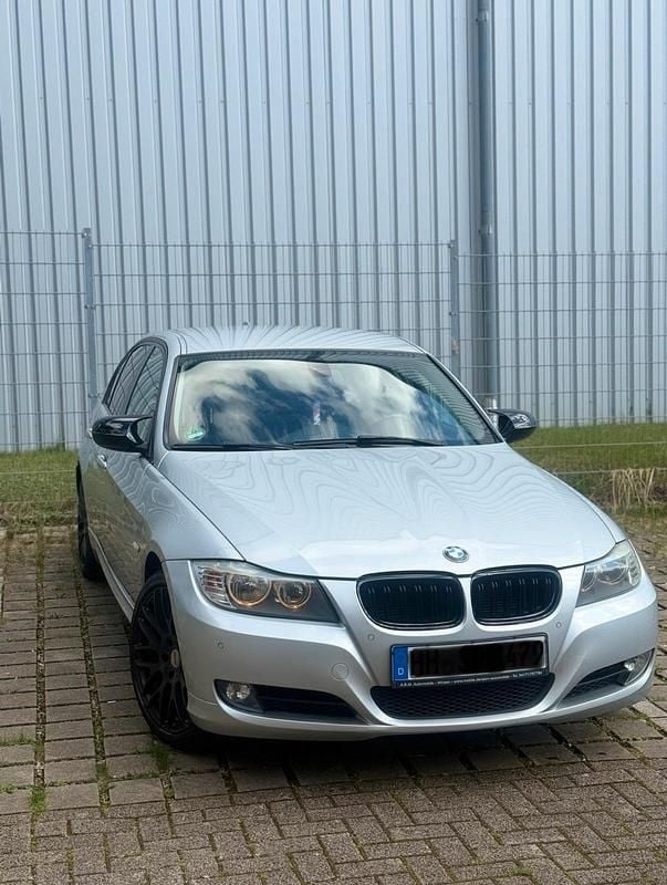 Gebraucht BMW 318 143 PS (105 kW) 2010 Silber Limousine
