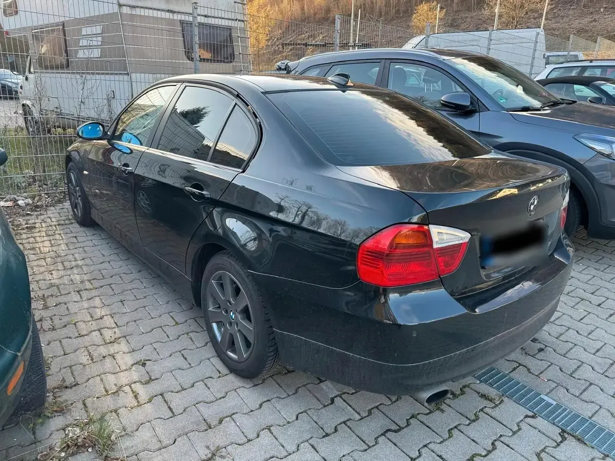 Gebraucht BMW 320 170 PS (125 kW) 2008 Schwarz Limousine