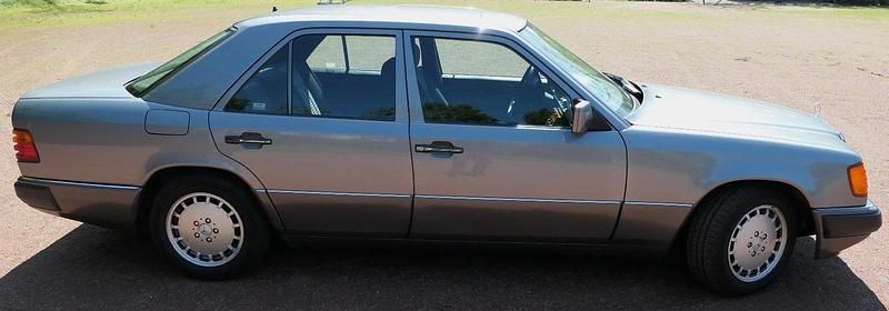 Second-hand Mercedes E300 220 CP (161 kW) 1990 Gri Berlinǎ