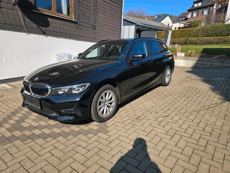 Schwarz Gebraucht 2021 BMW 320 Kombi | 28.900 € (Fairer Preis) - Bild 1/4