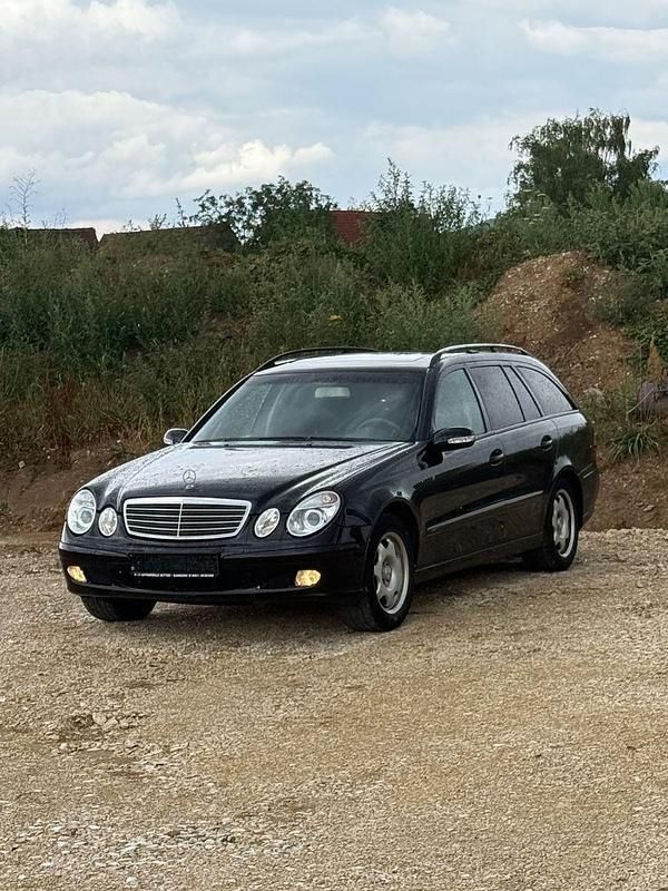 Schwarz Gebraucht 2003 Mercedes E220 Classic Kombi | 2.000 € (Fairer Preis) - Bild 1/4