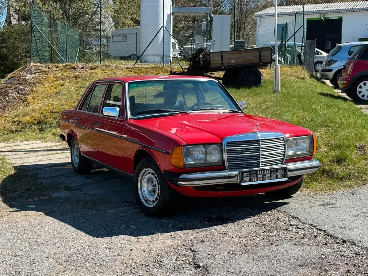Gebraucht Mercedes 300 80 PS (58 kW) 1984 Rot Limousine