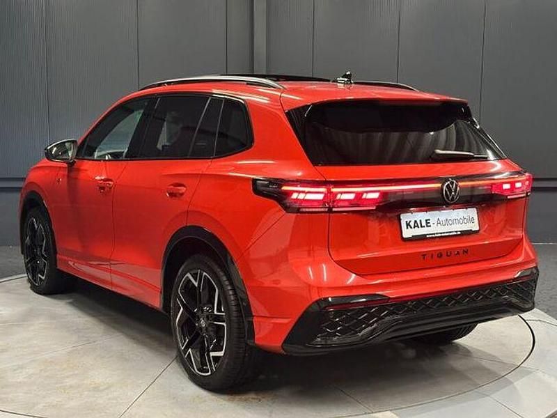 Gebraucht VW Tiguan Style 150 PS (110 kW) 2024 Persimmon red metallic SUV