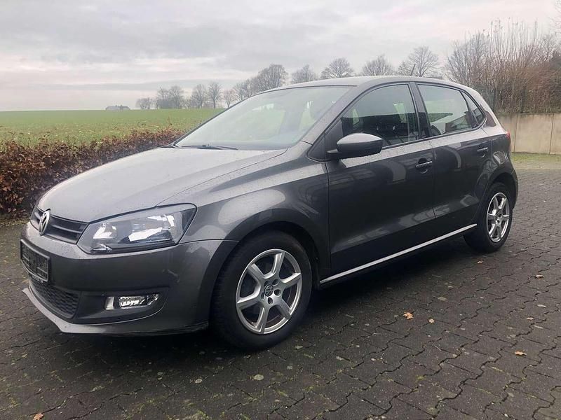 Grau Gebraucht 2012 VW Polo Match Limousine | 5.299 € (Fairer Preis) - Bild 1/4