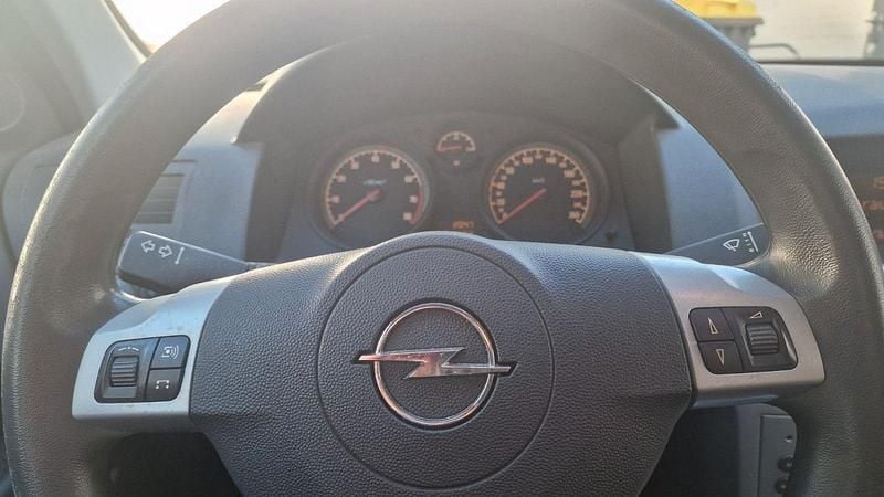 Gebraucht Opel Astra Innovation 90 PS (66 kW) 2009 Silber Kombi