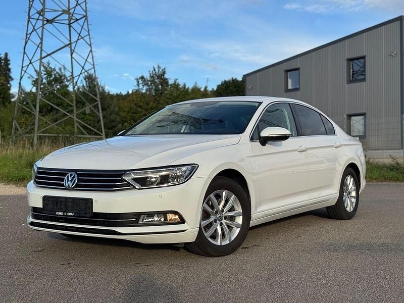 Weiß Gebraucht 2018 VW Passat Comfortline Limousine | 14.490 € (Superpreis) - Bild 1/4