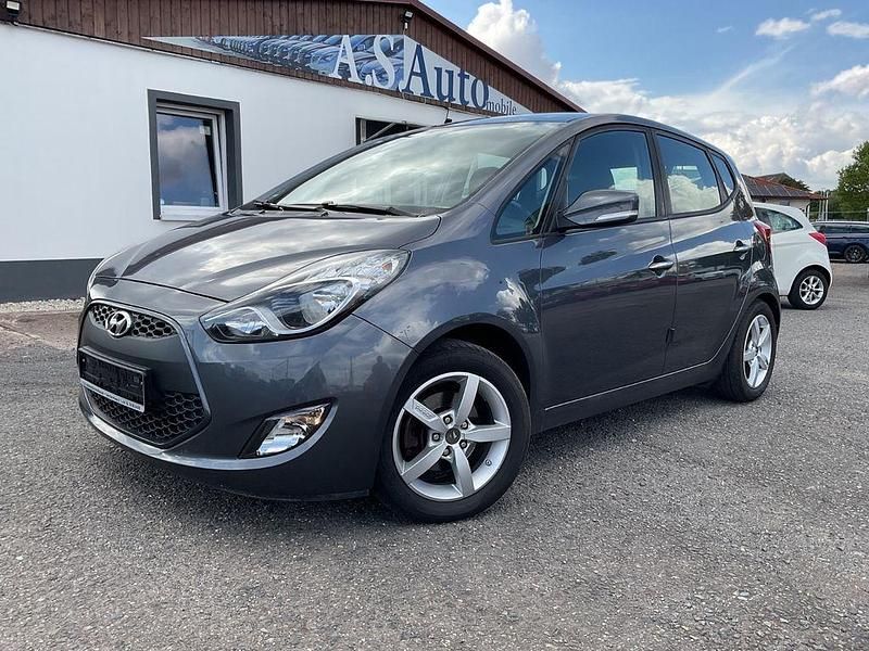 Grau Gebraucht 2017 Hyundai ix20 Van / Kleinbus | 7.999 € (Guter Preis) - Bild 1/4
