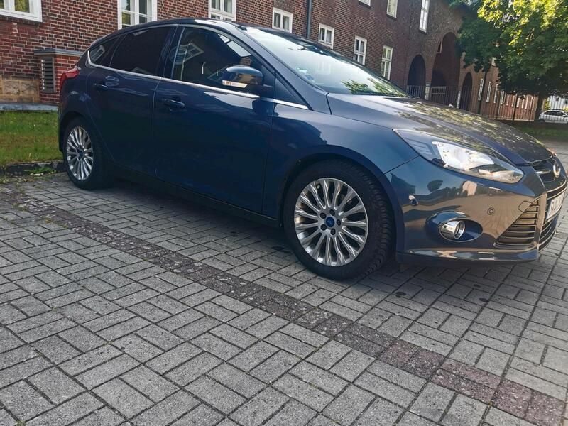 Blau Gebraucht 2011 Ford Focus Titanium Limousine | 4.000 € (Superpreis) - Bild 1/4