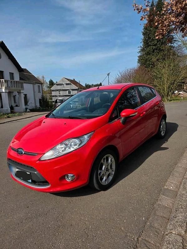 Gebraucht Ford Fiesta Titanium 95 PS (69 kW) 2012 Rot Kleinwagen
