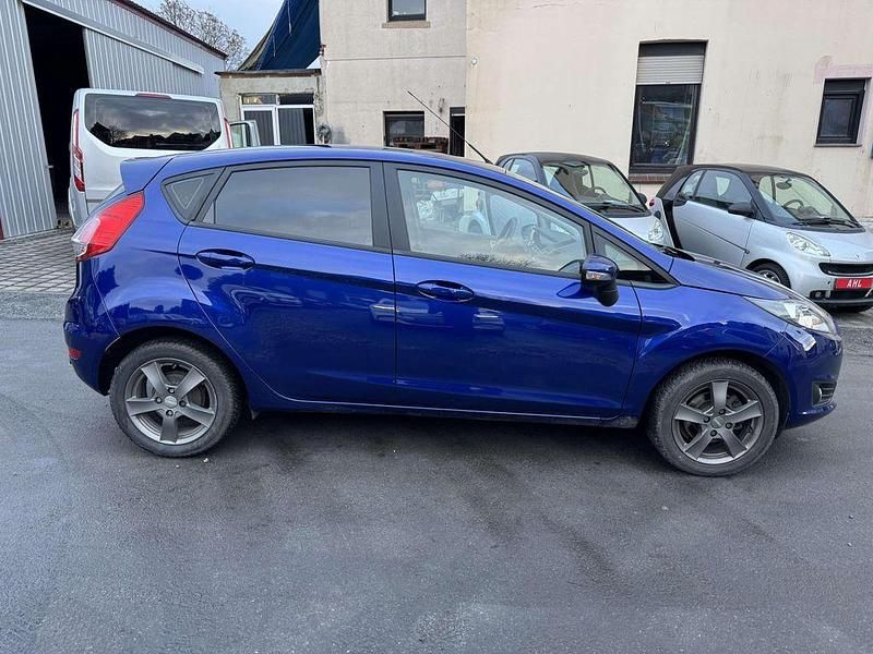 Gebraucht Ford Fiesta Celebration 101 PS (74 kW) 2017 Indicblau metallic Limousine