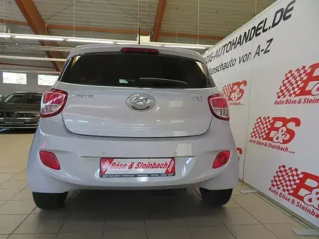 Gebraucht Hyundai i10 Trend 67 PS (49 kW) 2016 Silber Kleinwagen