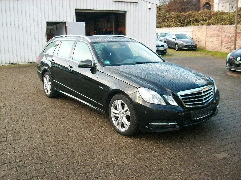 Gebraucht Mercedes E220 Avantgarde 170 PS (125 kW) 2012 Schwarz Limousine