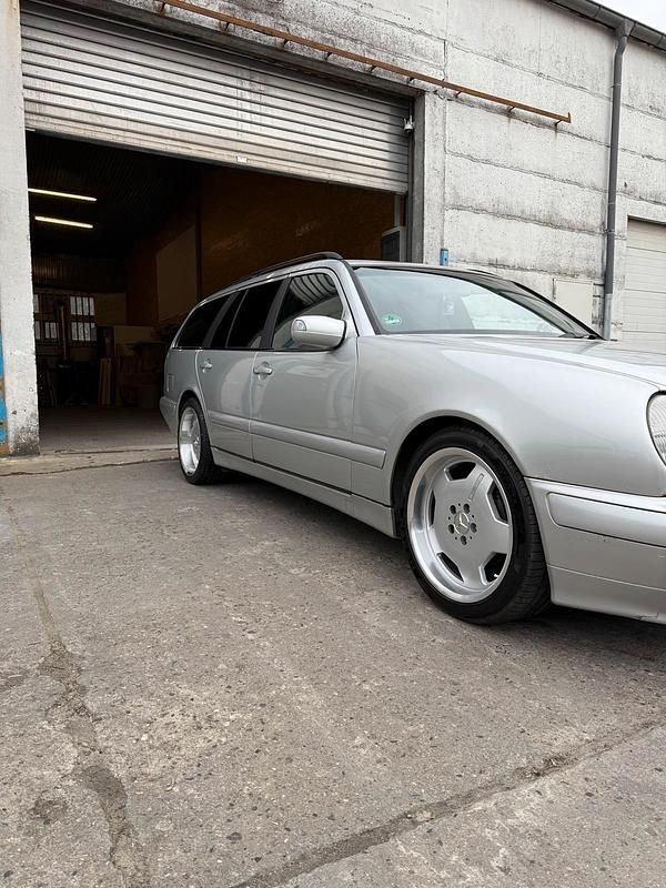 Second-hand Mercedes E240 170 CP (125 kW) 2000 Argintiu Break