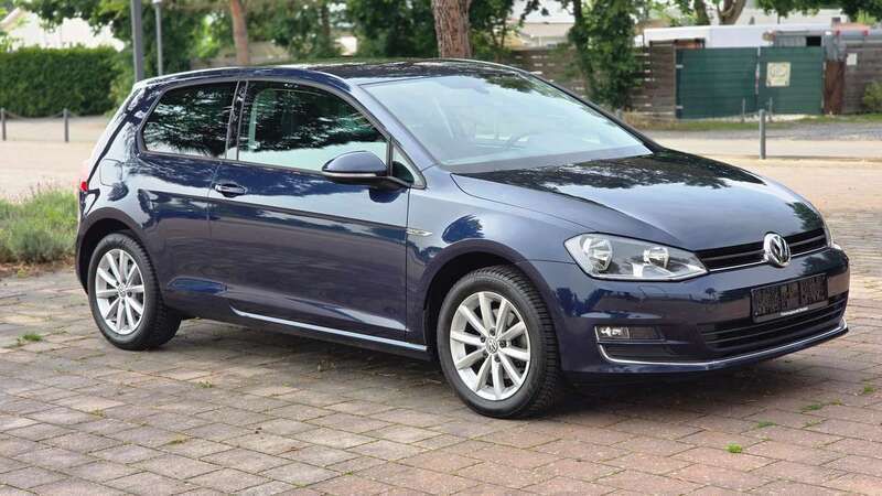 Night blue metallic Gebraucht 2016 VW Golf VII LOUNGE Kleinwagen | 13.600 € (Fairer Preis) - Bild 1/4