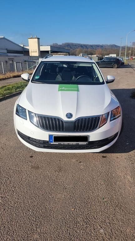 Weiß Gebraucht 2019 Skoda Octavia Soleil Kombi | 13.685 € (Guter Preis) - Bild 1/4