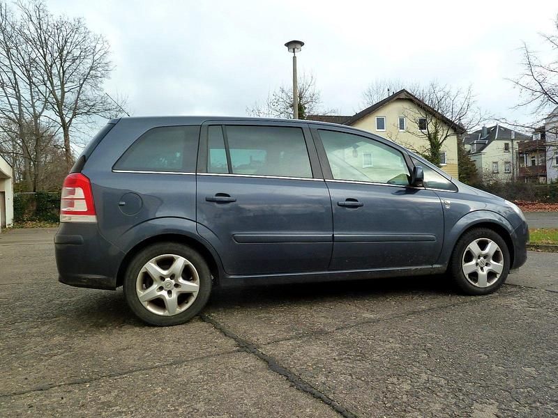 Grau Gebraucht 2010 Opel Zafira Van / Kleinbus | 1.999 € (Guter Preis) - Bild 1/4
