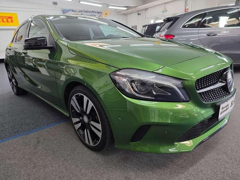 Gebraucht Mercedes A220 Urban 177 PS (130 kW) 2015 Elbanitgrün Limousine