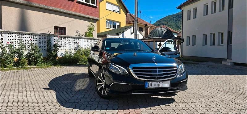 Schwarz Gebraucht 2020 Mercedes E220 Limousine | 28.000 € (Guter Preis) - Bild 1/4