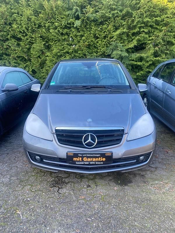 Grau Gebraucht 2010 Mercedes A180 Limousine | 2.900 € (Fairer Preis) - Bild 1/4