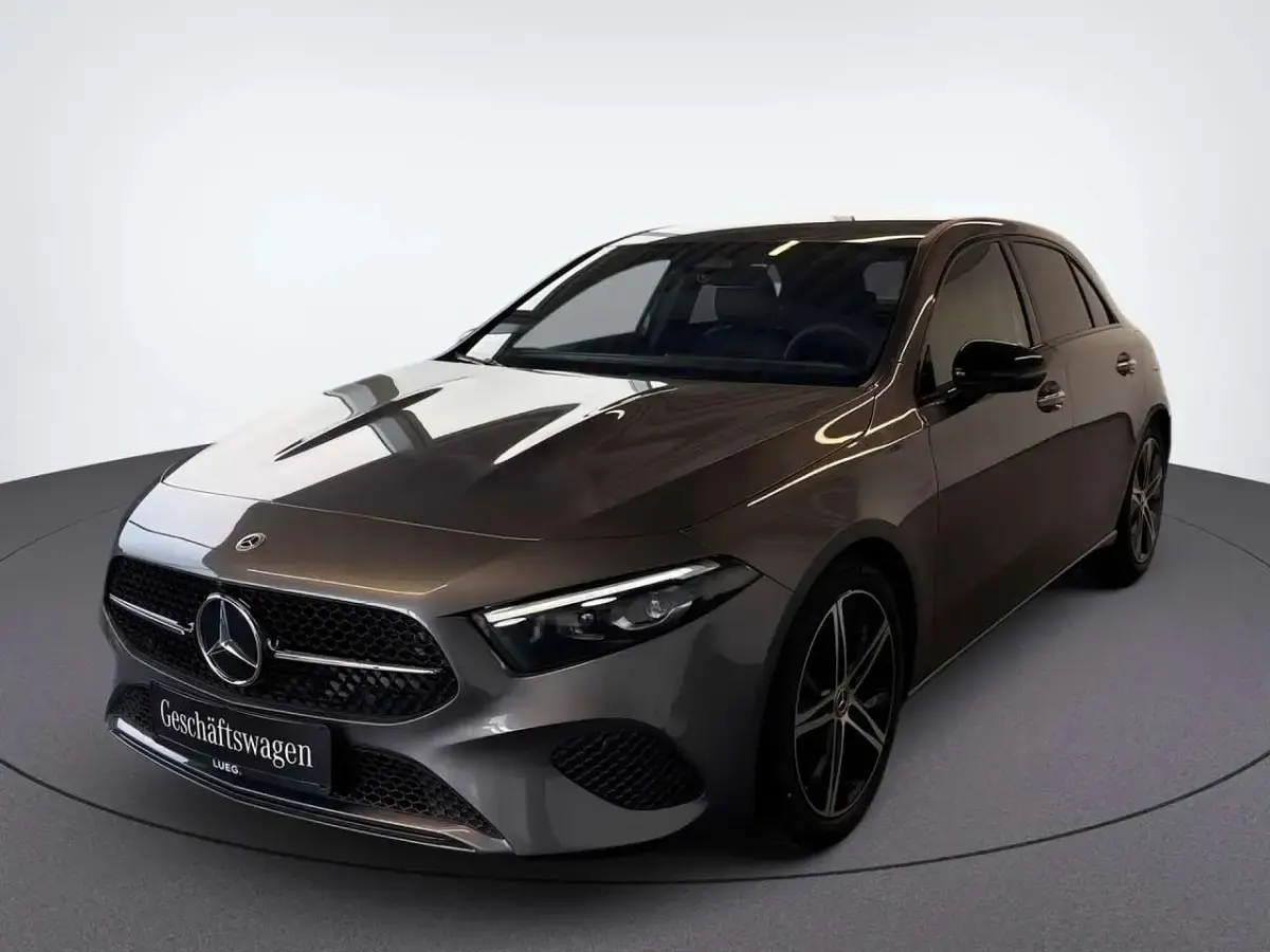 Gebraucht Mercedes A200 Night 163 PS (119 kW) 2026 Metalliclack mountaingrau Coupé