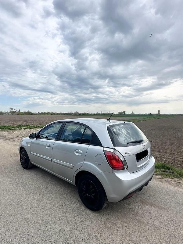 Gebraucht Kia Rio 97 PS (71 kW) 2011 Silber Kleinwagen