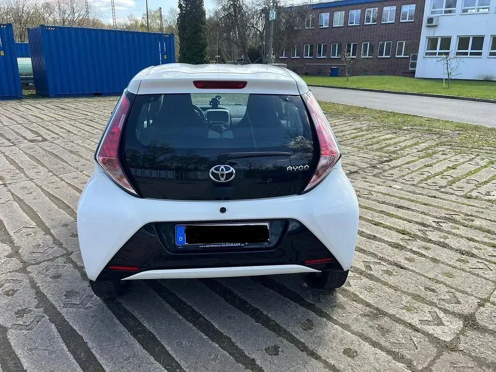 Gebraucht Toyota Aygo X-play 69 PS (50 kW) 2017 Weiß Kleinwagen