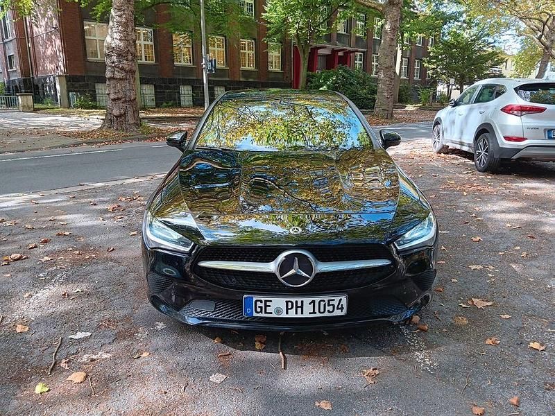 Schwarz Gebraucht 2022 Mercedes CLA180 Shooting Brake Kombi | 15.850 € - Bild 1/4