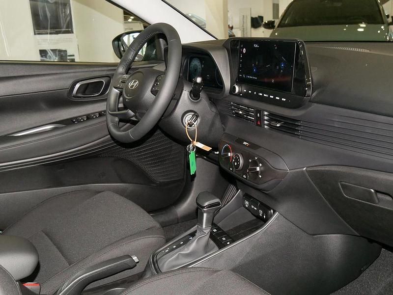 Neu Hyundai i20 Trend 90 PS (66 kW) 2026 Mangrove green / mic Limousine