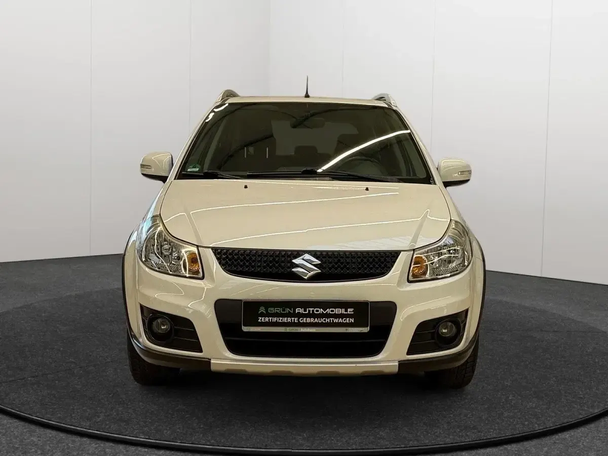 Gebraucht Suzuki SX4 Style 120 PS (88 kW) 2015 Weiß Kleinwagen