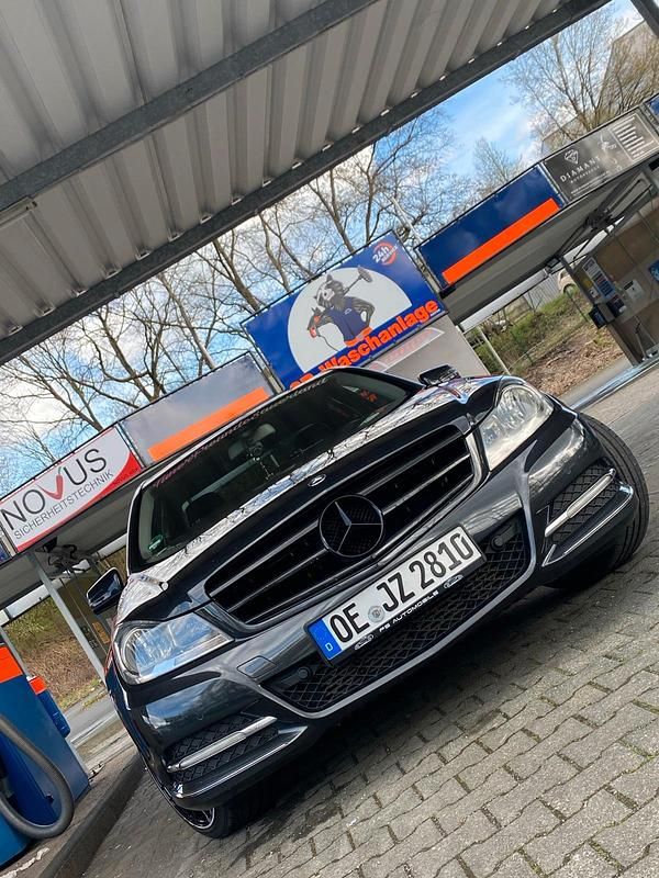 Schwarz Gebraucht 2011 Mercedes C200 Limousine | 12.000 € - Bild 1/1