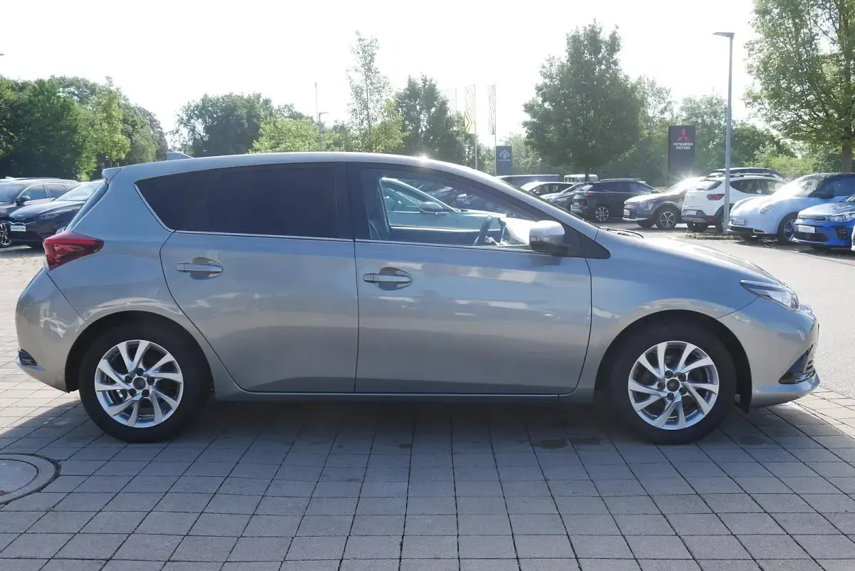 Gebraucht Toyota Auris 116 PS (85 kW) 2016 New medium silver/ grey Limousine