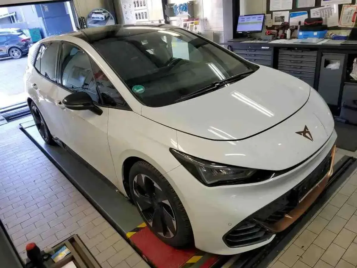 Używany Cupra Born 150 kW (204 KM) 2023 Biały Hatchback