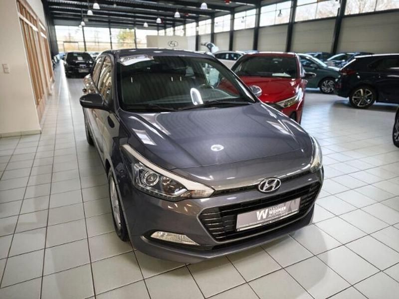 Gebraucht Hyundai i20 101 PS (74 kW) 2016 Grau Limousine